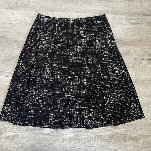 Dresses & Skirts - NEW “old money” Kenneth Cole knee length black and white classy women’s skirt